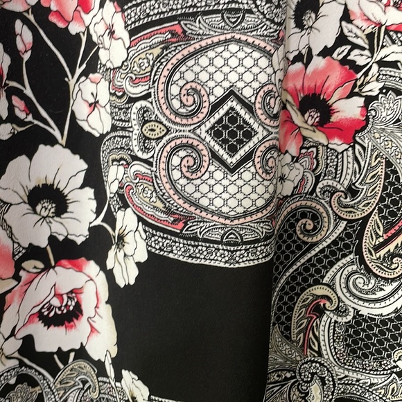 White House Black Market || Horseshoe Neckline Print Tunic - Picture 11 of 17